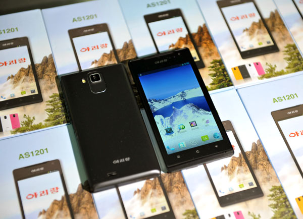 金正恩視察阿里郎手機(jī)生產(chǎn)情況 贊相機(jī)像素很高