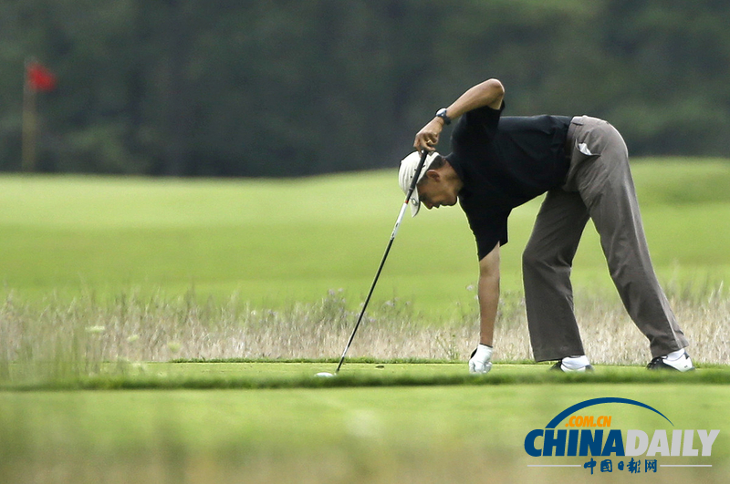 美國總統(tǒng)奧巴馬度假頂毛毛雨打高爾夫自得其樂