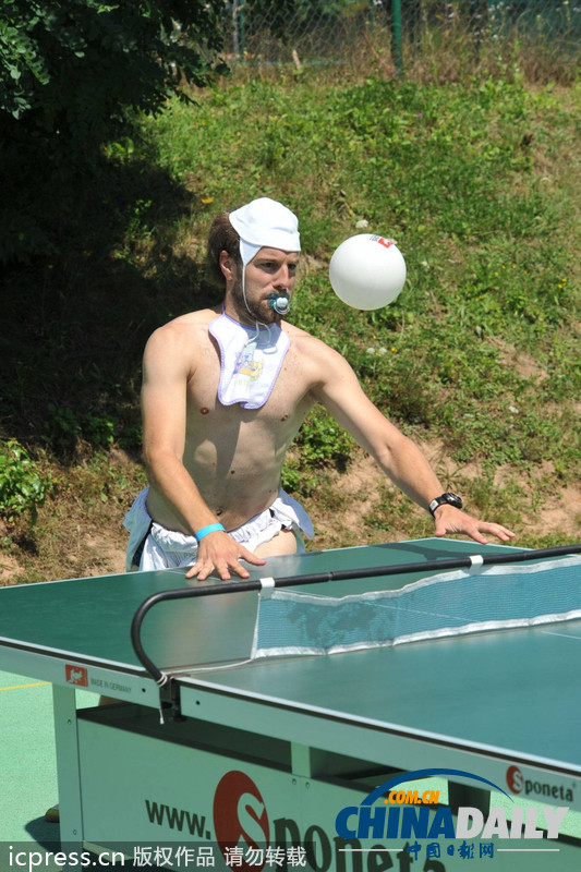 耳朵拔河、叼豬蹄、咬龍蝦 看各國另類民間比賽（組圖）