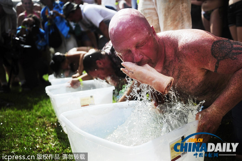 耳朵拔河、叼豬蹄、咬龍蝦 看各國另類民間比賽（組圖）