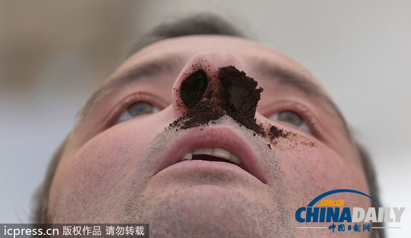 耳朵拔河、叼豬蹄、咬龍蝦 看各國另類民間比賽（組圖）