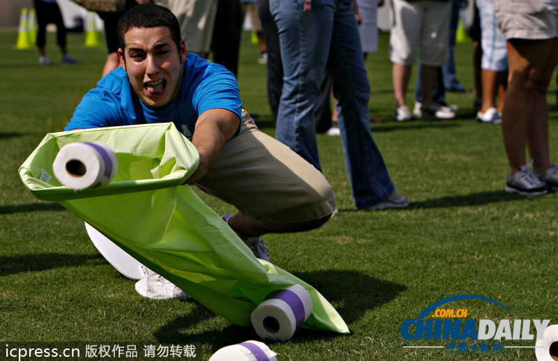 耳朵拔河、叼豬蹄、咬龍蝦 看各國另類民間比賽（組圖）