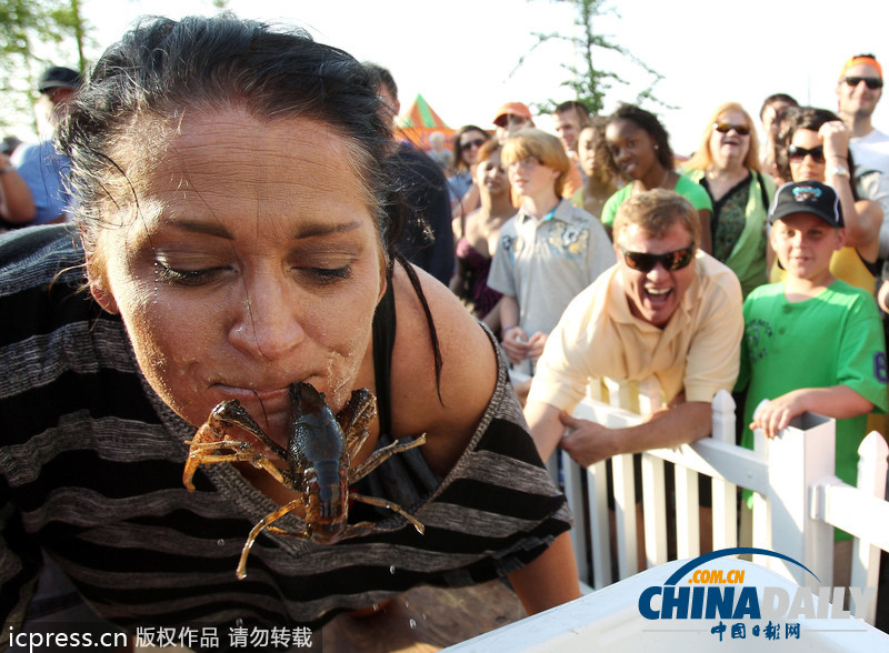 耳朵拔河、叼豬蹄、咬龍蝦 看各國另類民間比賽（組圖）