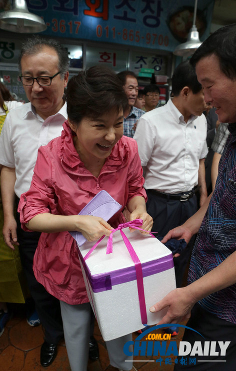 韓總統樸槿惠走訪水產品市場了解民生（高清組圖）