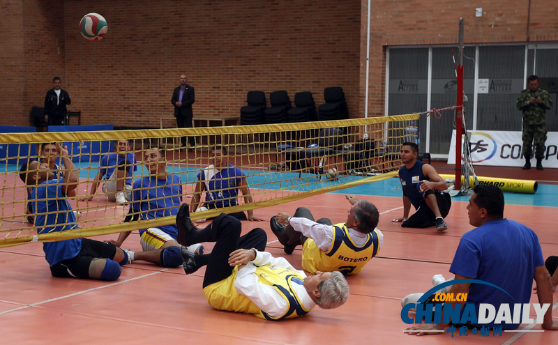 美國國務卿克里訪問哥倫比亞 與殘疾軍人打排球