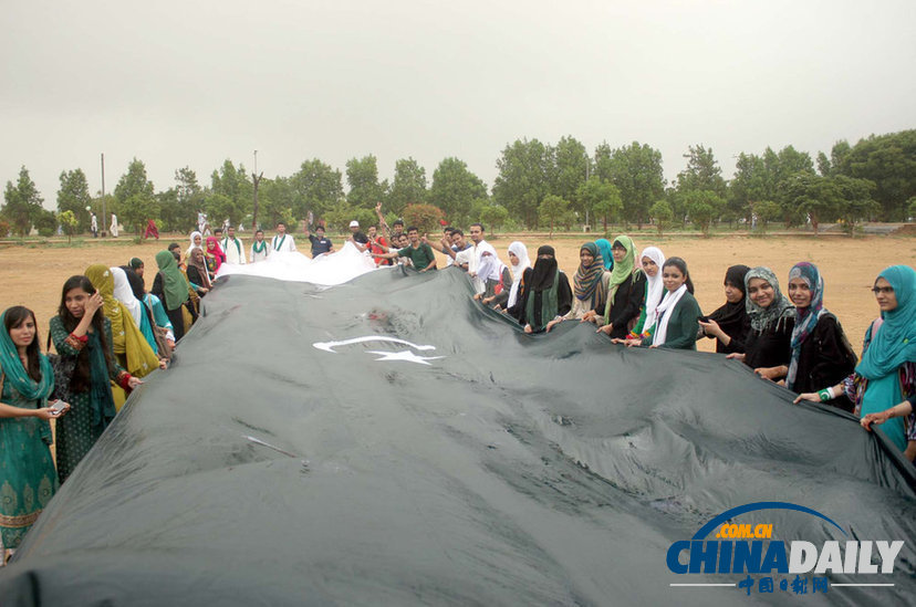 巴基斯坦迎來第66個獨立日 國旗熱賣 