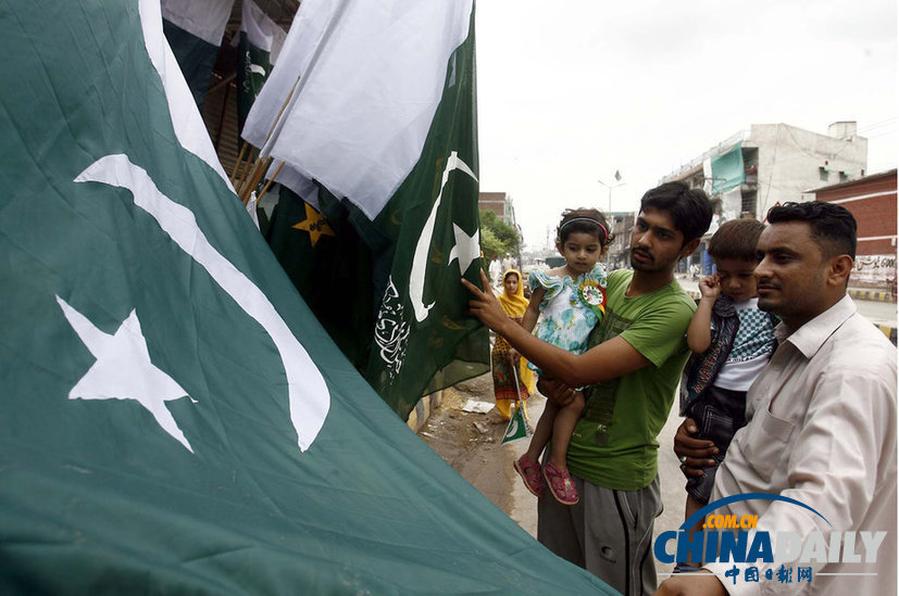 巴基斯坦迎來(lái)第66個(gè)獨(dú)立日 國(guó)旗熱賣(mài) 