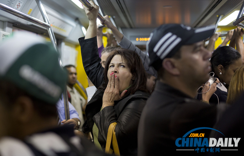 巴西圣保羅公交地鐵擁擠不堪 跟北京有一拼（圖）
