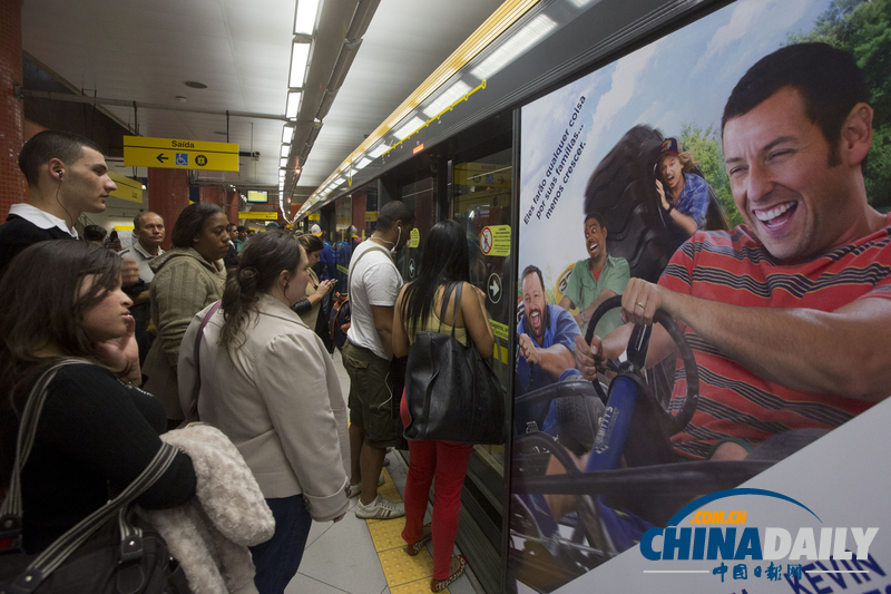 巴西圣保羅公交地鐵擁擠不堪 跟北京有一拼（圖）