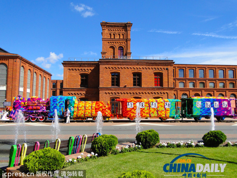 波蘭藝術家毛線“轟炸”火車 形成靚麗風景線