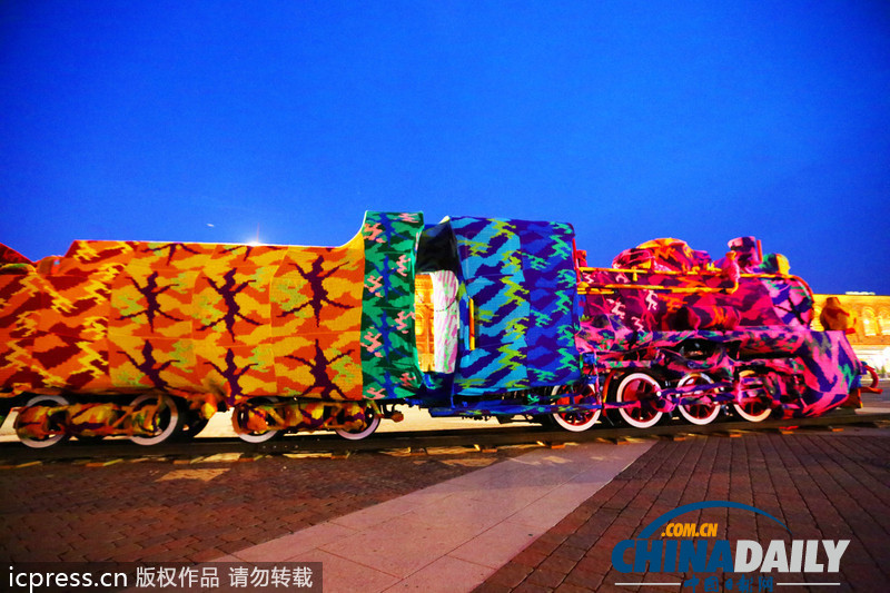 波蘭藝術家毛線“轟炸”火車 形成靚麗風景線