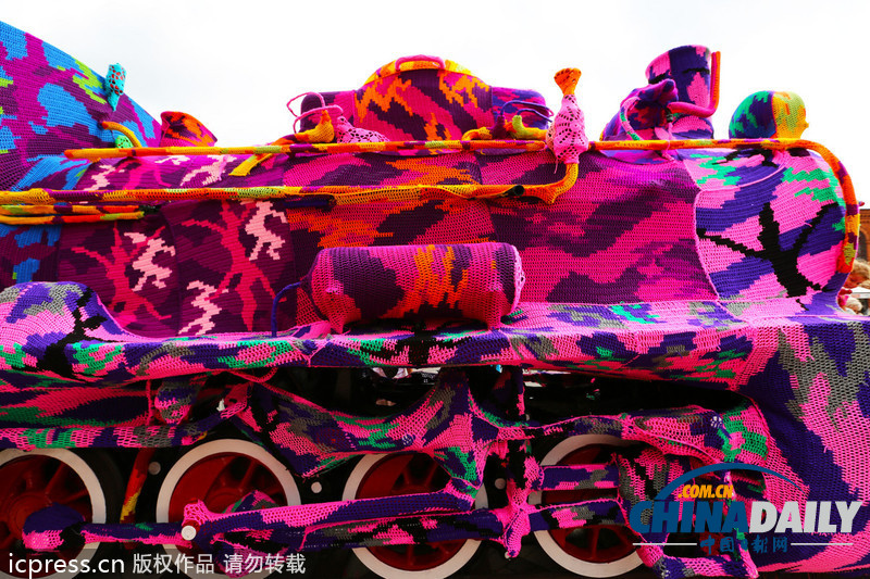 波蘭藝術家毛線“轟炸”火車 形成靚麗風景線