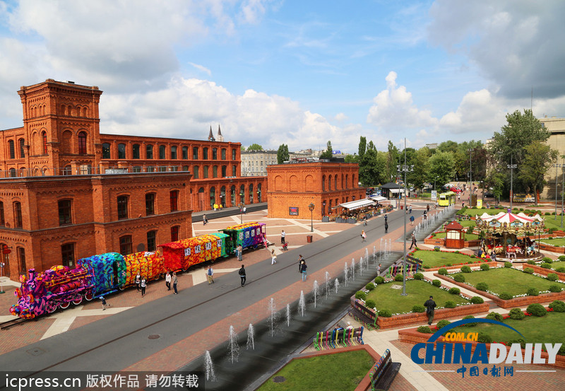 波蘭藝術家毛線“轟炸”火車 形成靚麗風景線
