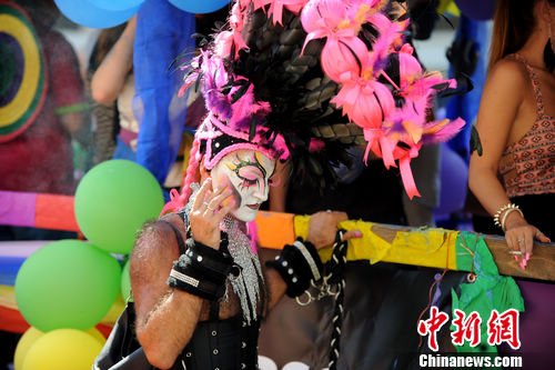 捷克首都舉行同性戀游行 有人批評普京“恐同癥”