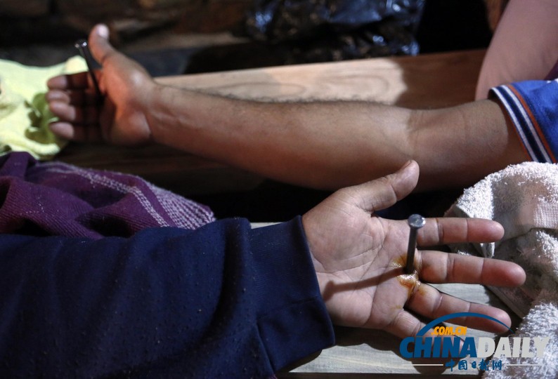 6名巴拉圭公車司機將自己釘于十字架抗議公司（圖）