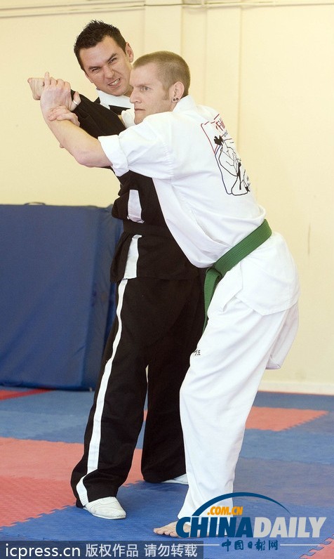 英現實版楊過“獨腿大俠” 首獲紅帶資格（組圖）