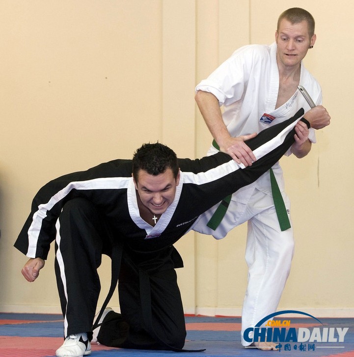 英現(xiàn)實版楊過“獨腿大俠” 首獲紅帶資格（組圖）