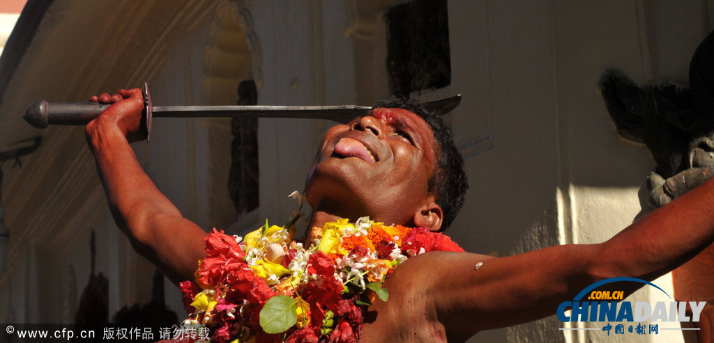 印度慶祝傳統節日 另類舞蹈上演“血色激情”