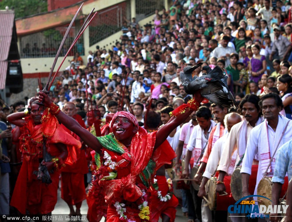 印度慶祝傳統節(jié)日 另類舞蹈上演“血色激情”