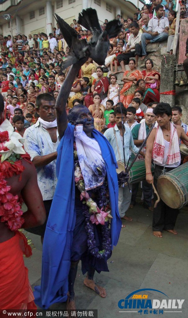 印度慶祝傳統節日 另類舞蹈上演“血色激情”