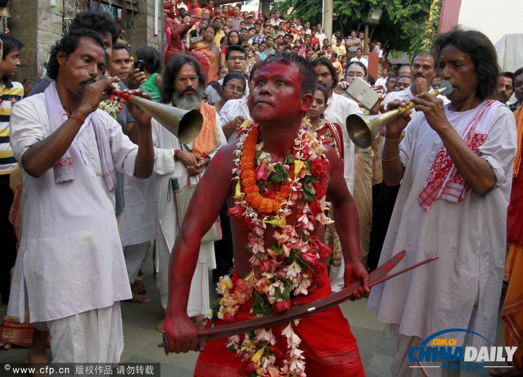 印度慶祝傳統(tǒng)節(jié)日 另類舞蹈上演“血色激情”