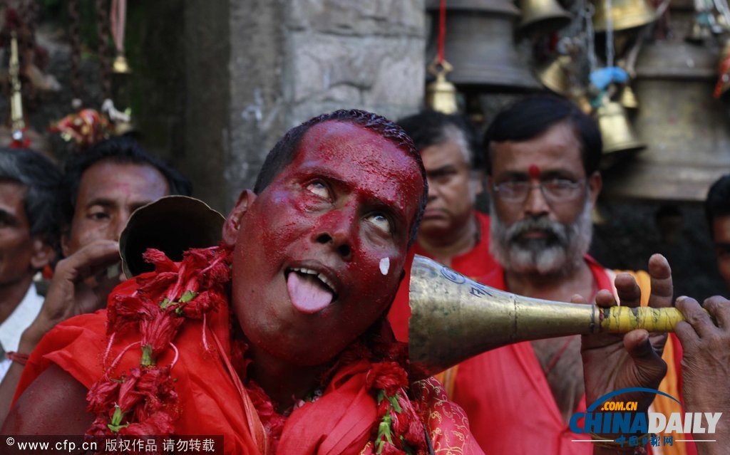 印度慶祝傳統(tǒng)節(jié)日 另類舞蹈上演“血色激情”