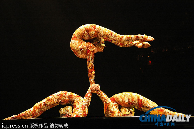 對(duì)折扭曲！看女人能把身體折騰成啥樣