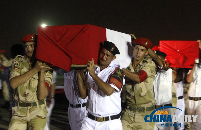 埃及運送警察車輛遭襲25人死亡 棺槨運抵首都(組圖)