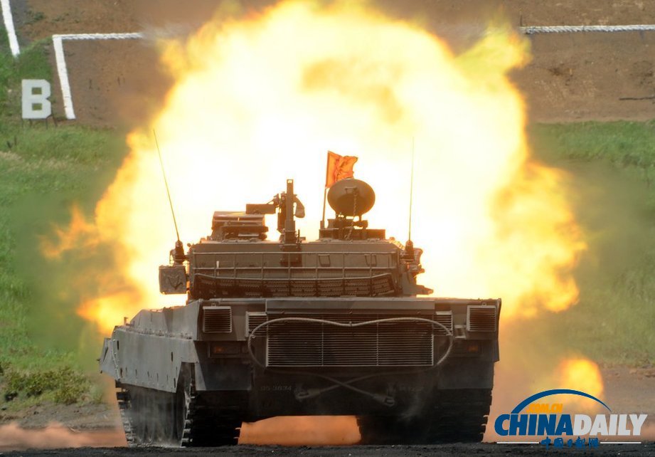 日本自衛(wèi)隊舉行年度實彈演習(xí) 聲勢浩大火光四溢（圖）