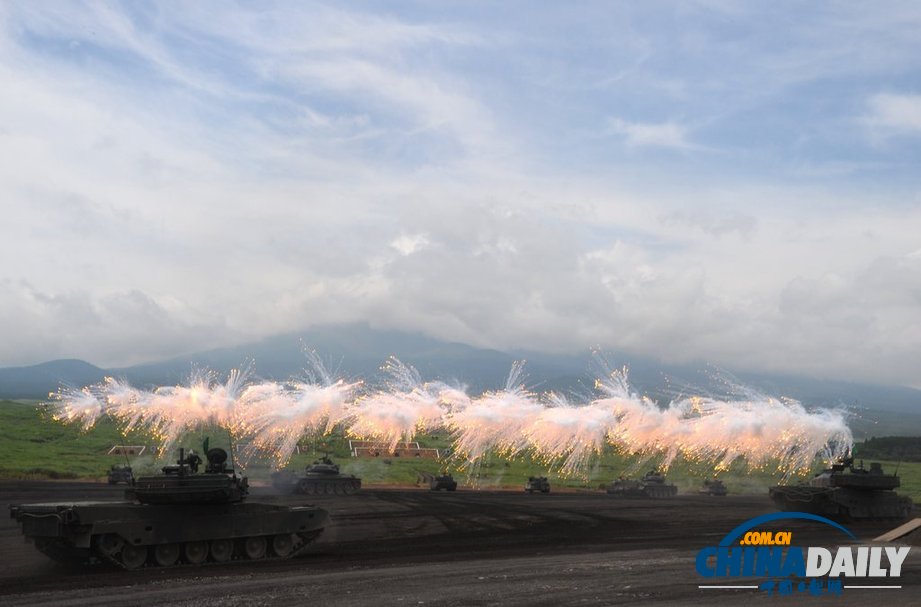 日本自衛隊舉行年度實彈演習 聲勢浩大火光四溢（圖）