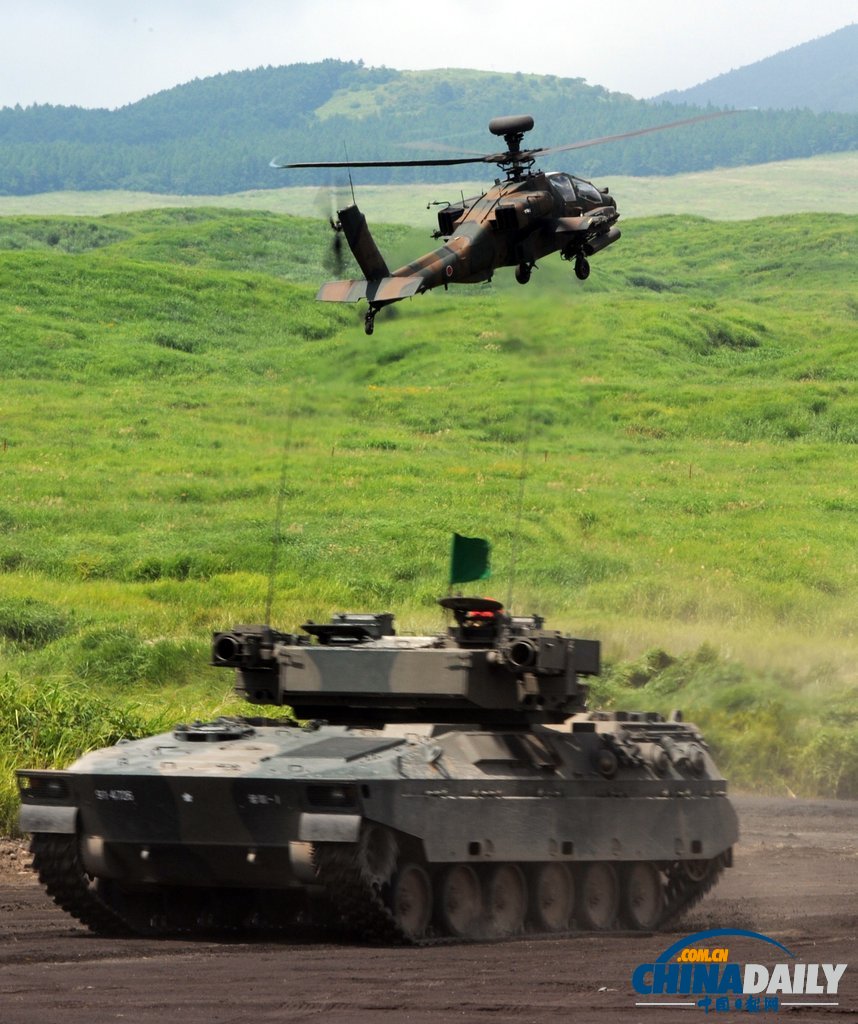 日本自衛(wèi)隊舉行年度實彈演習 聲勢浩大火光四溢（圖）