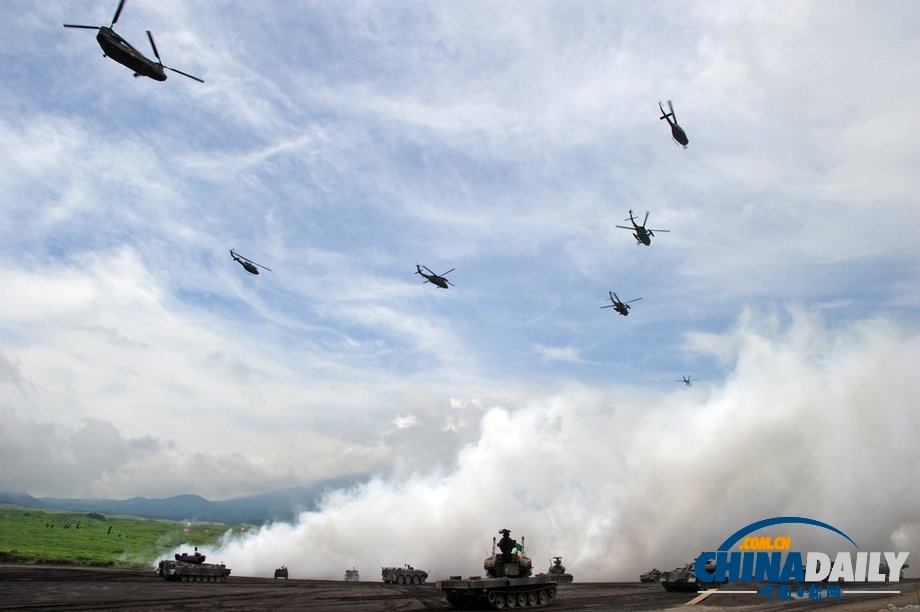 日本自衛(wèi)隊舉行年度實彈演習(xí) 聲勢浩大火光四溢（圖）