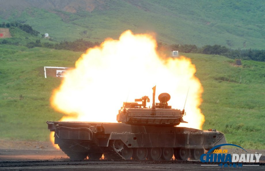 日本自衛(wèi)隊舉行年度實(shí)彈演習(xí) 聲勢浩大火光四溢（圖）