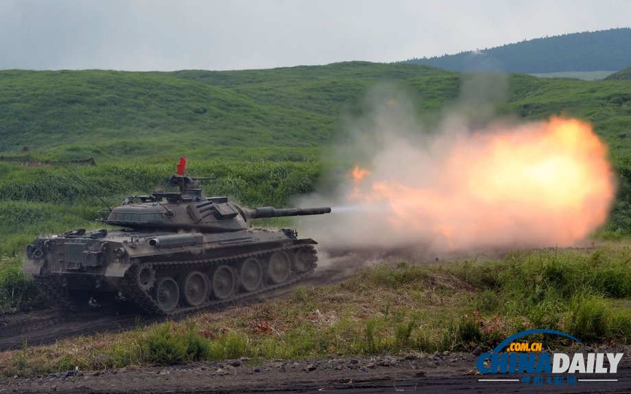 日本自衛(wèi)隊(duì)舉行年度實(shí)彈演習(xí) 聲勢(shì)浩大火光四溢（圖）