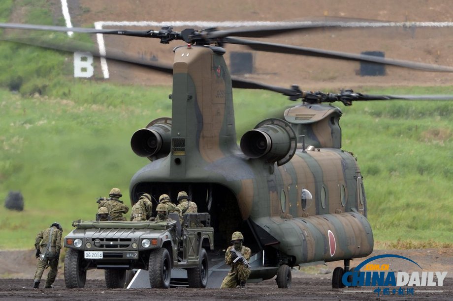 日本自衛隊舉行年度實彈演習 聲勢浩大火光四溢（圖）