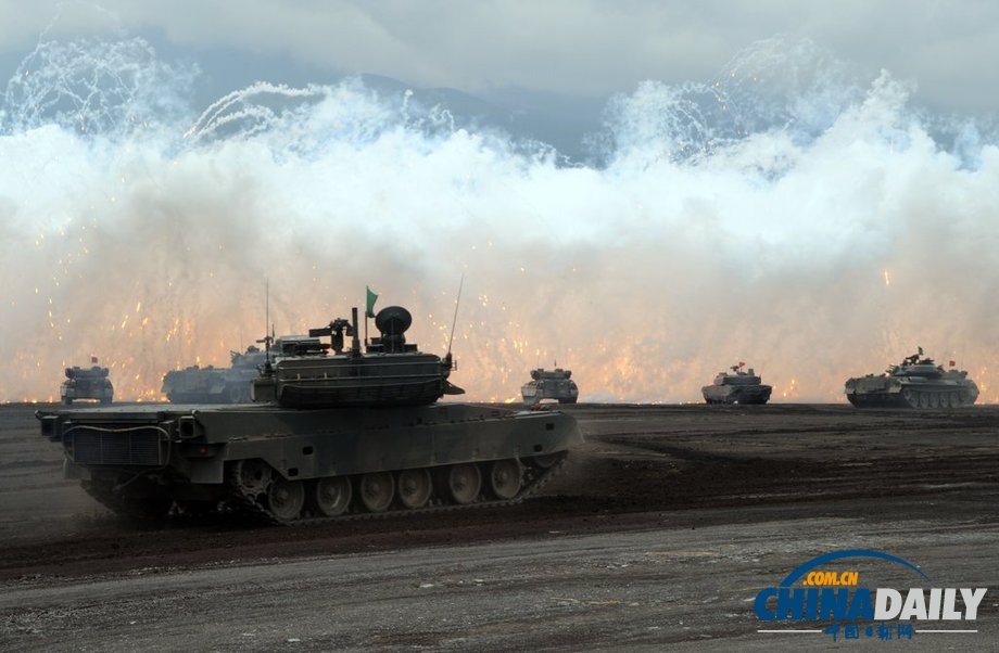 日本自衛隊舉行年度實彈演習 聲勢浩大火光四溢（圖）