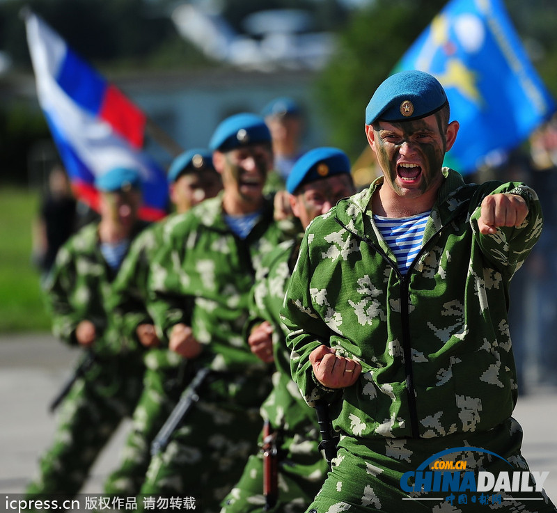 俄羅斯傘兵秀十八般武藝 慶祝空軍成立101周年（高清組圖）