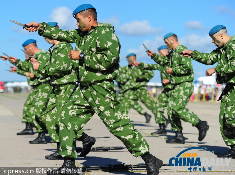 俄羅斯傘兵秀十八般武藝 慶祝空軍成立101周年（高清組圖）