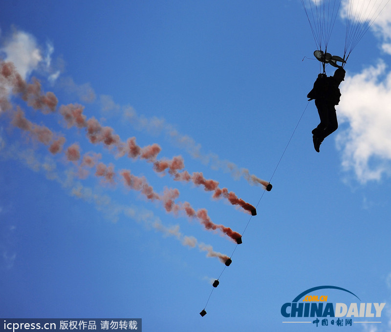俄羅斯傘兵秀十八般武藝 慶祝空軍成立101周年（高清組圖）