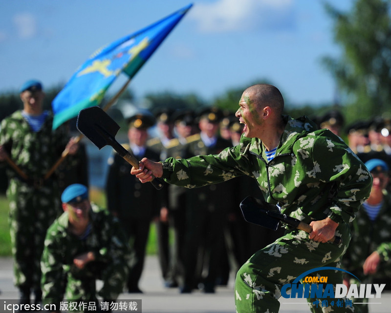 俄羅斯傘兵秀十八般武藝 慶祝空軍成立101周年（高清組圖）