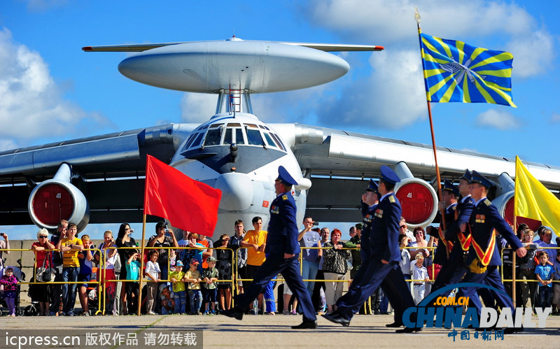 俄羅斯傘兵秀十八般武藝 慶祝空軍成立101周年（高清組圖）