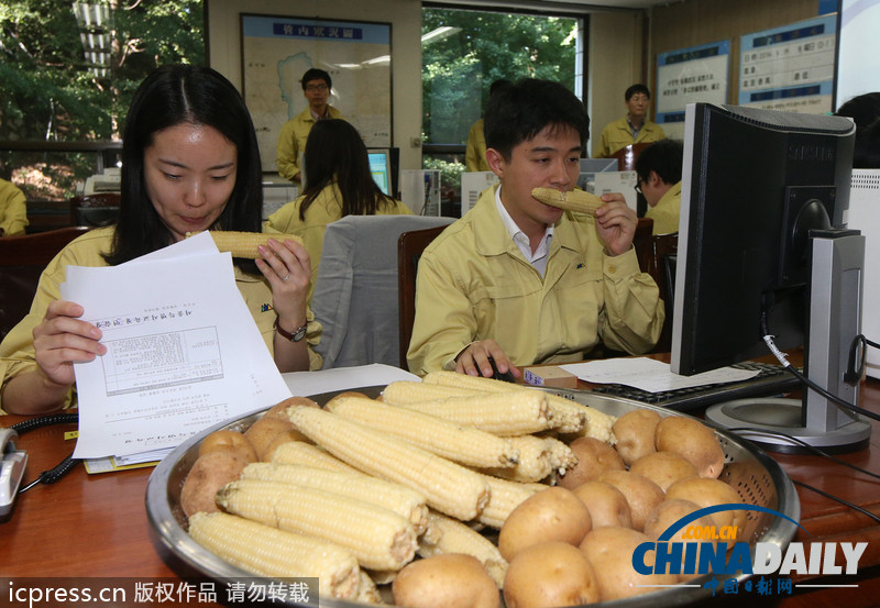 響應韓美演習 韓官員大嚼玉米土豆體驗戰士艱辛（組圖）