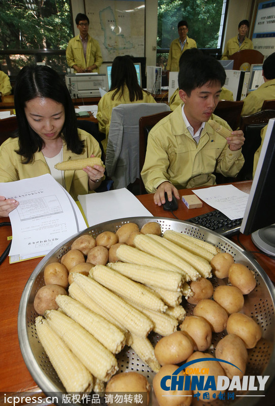 響應韓美演習 韓官員大嚼玉米土豆體驗戰士艱辛（組圖）