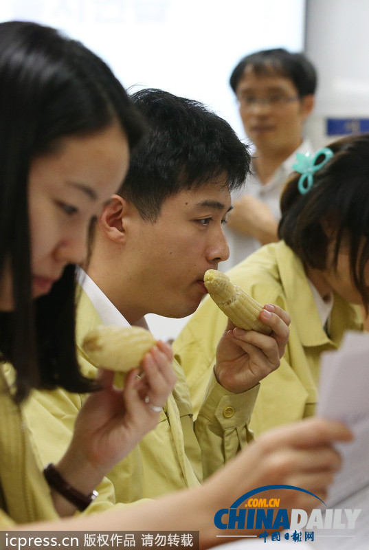 響應韓美演習 韓官員大嚼玉米土豆體驗戰(zhàn)士艱辛（組圖）