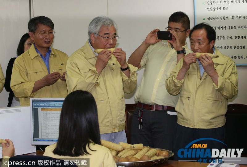 響應韓美演習 韓官員大嚼玉米土豆體驗戰士艱辛（組圖）