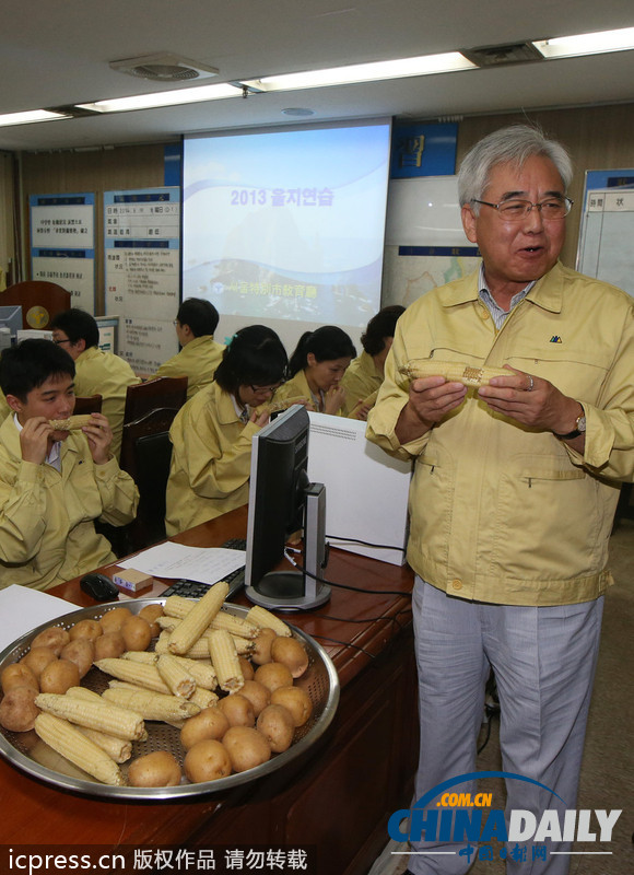 響應韓美演習 韓官員大嚼玉米土豆體驗戰士艱辛（組圖）