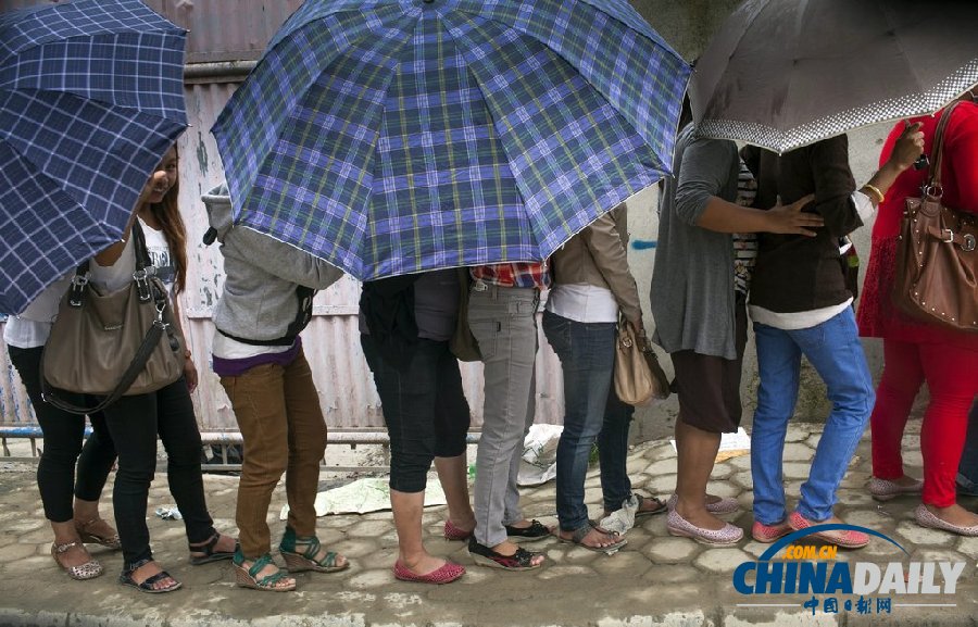 國內(nèi)缺乏工作機(jī)會(huì) 大量尼泊爾青年出國打工（組圖）