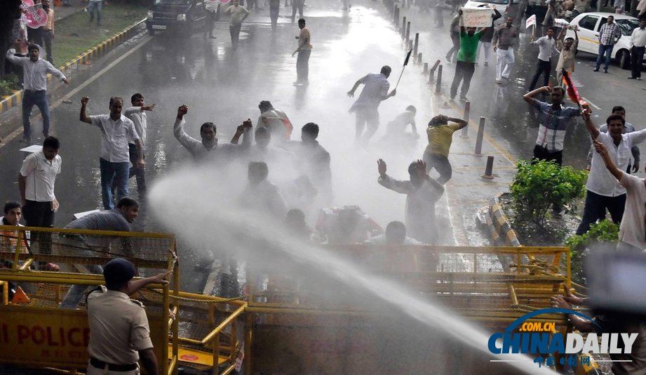 印度反對黨活動家抗議執政黨食品安全項目 遭警方暴力驅散（組圖）