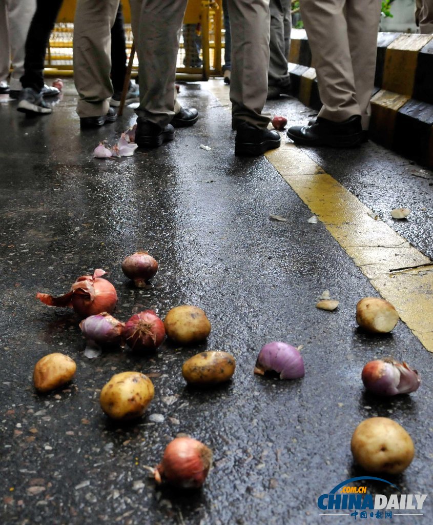 印度反對黨活動家抗議執(zhí)政黨食品安全項目 遭警方暴力驅散（組圖）