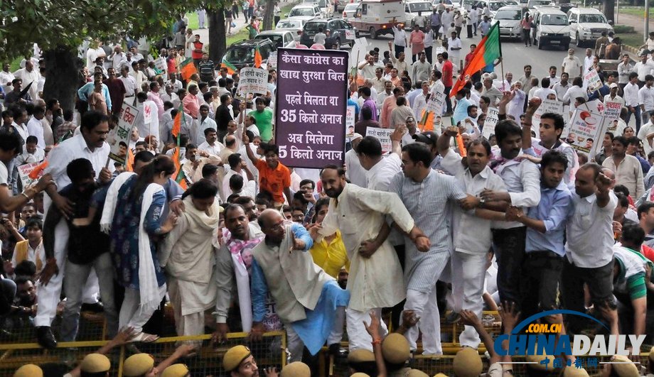 印度反對黨活動家抗議執政黨食品安全項目 遭警方暴力驅散（組圖）